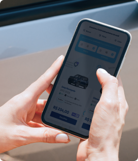 aluguel-de-carro-pelo-app pessoa com celular alugando um carro da Turbi