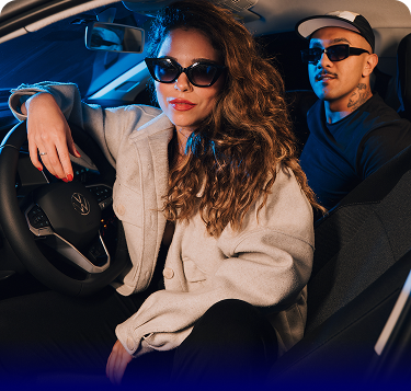 dirigindo-carro-alugado mulher dirigindo um carro